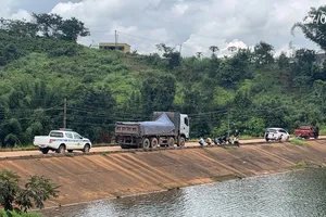 Đề xuất phạt gần 200 triệu đồng xe quá tải đi trên đập thủy lợi