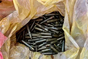 Đi chặt chuối nhặt được ... 200 viên đạn 