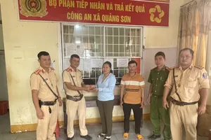 CSGT Đắk Nông trả lại tiền vàng cho người dân bị đánh rơi