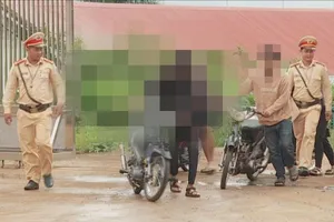 4 thanh thiếu niên dùng xe máy độ chế bốc đầu, lạng lách trên đường