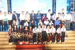 Phó Chủ tịch nước thăm và tặng quà Trung thu cho thiếu nhi ở Đắk Lắk