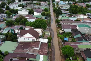 Dự án đình trệ, đường biến thành sông sau cơn mưa