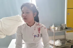1 nữ sinh THPT bị bạn đánh khâu 4 mũi