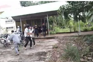 Đề nghị công an điều tra nhóm người xông vào trường đánh học sinh 