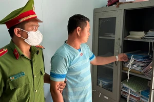 Phó chỉ huy quân sự xã đang nhận tiền 'chạy' né đi nghĩa vụ thì bị bắt