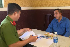 1 phóng viên đang nhận 52 triệu đồng thì bị bắt quả tang