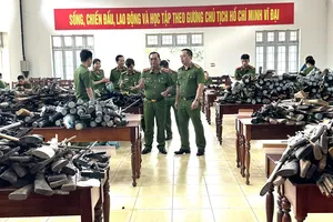 Công an Đắk Lắk tiếp tục vận động thu hồi gần 1.400 khẩu súng