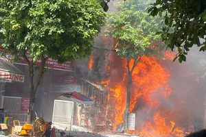 Cảnh sát PCCC kịp khống chế ngọn lửa bảo vệ hàng hóa trị giá hàng tỉ đồng