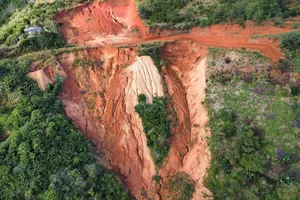 Bạt đồi, san gạt đất gây sạt lở, chôn vùi tài sản của dân