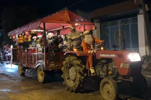 Ông già Noel ở Đắk Lắk lái xe máy kéo phát tặng quà cho trẻ em