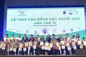 Hội từ tâm Đắk Lắk tặng cả trăm triệu đồng cho học sinh đi chữa bệnh