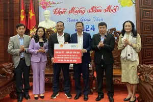 Chủ tịch Hội đồng dân tộc Quốc hội tặng quà Tết tại Đắk Lắk