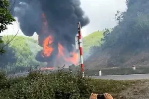 Xe bồn chở gần 12.000 lít xăng bốc cháy trên đèo M’Drắk