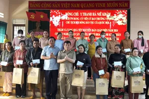 Báo Pháp Luật TP.HCM phối hợp tặng quà Tết ở TP Buôn Ma Thuột