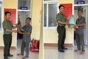 Đắk Lắk: Tuyên dương 2 người giao nộp 2 khẩu súng AK cho công an