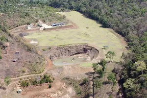 Bên trong sân golf làm trên đất nông nghiệp của giám đốc ngân hàng