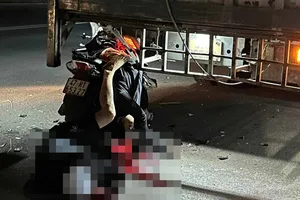 Tông vào đuôi xe tải dừng đậu bên đường, 2 thanh niên tử vong tại chỗ