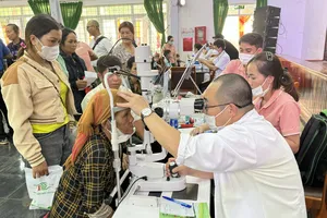 Hơn 500 người ở Đắk Lắk được tặng quà, phát thuốc miễn phí