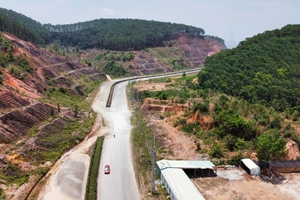 11 năm dọn chưa xong hàng tấn đất đá sạt xuống đường