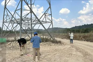 Trụ điện cao thế 'ngự" giữa dự án đường, ngành điện nói gì?