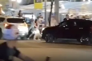 2 nhóm phụ nữ đánh nhau, cô gái lái ô tô tông vào xe người khác 