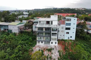 Phạt rồi cho tồn tại 1 ngôi nhà bề thế xây trái phép gần trụ sở phường