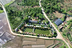 Đắk Lắk: Đường chưa bàn giao đã nứt toác, dùng tay nhổ cọc tiêu