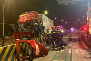 Gia Lai: 2 ô tô tải va chạm, cảnh sát cắt cửa giải cứu tài xế kẹt trong ca bin