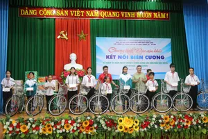 Ban Dân vận Thành ủy TP.HCM tặng quà trị giá hơn 1 tỉ đồng ở vùng biên giới Đắk Nông