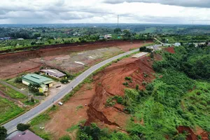 Nhiều đoạn quốc lộ 14 nguy cơ bị 'nuốt trôi' vì san lấp trái phép