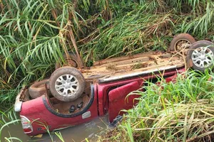 Xe bán tải lật xuống mương làm 3 người tử vong