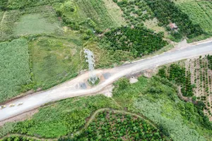 Vẫn chưa dời trụ điện cao thế giữa đường tránh Đông TP Buôn Ma Thuột