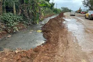 Đắk Lắk: Nước đen đặc, hôi thối chảy ra từ lò mổ 