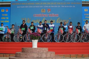 Tuổi trẻ Bộ Công an mang Tết ấm áp về với buôn làng