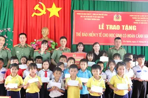 Tặng hơn 1.000 thẻ bảo hiểm y tế cho học sinh khó khăn ở Đắk Nông