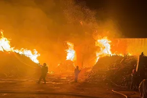 Cháy lớn tại công ty phân bón ở Đắk Lắk đêm 27 Tết