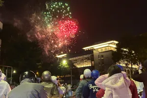 Pháo hoa sáng rực trời ở TP Buôn Ma Thuột khiến vạn người đắm say
