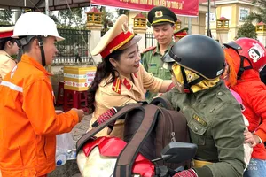 CSGT tặng hàng chục ngàn suất quà cho người dân về quê đón Tết