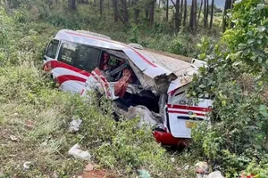 Ô tô khách đang dừng đỗ thì bị xe tải tông hất xuống đường