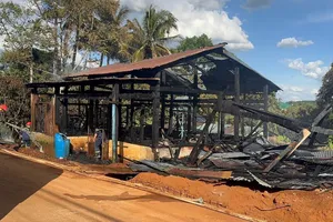 Sau tiếng nổ lớn, căn nhà gỗ bị lửa thiêu rụi 