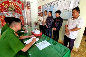 Tạm giữ hình sự nhóm tài xế taxi, thợ cắt tóc đánh bạc ở Buôn Ma Thuột 