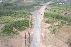 Di dời trụ điện cao thế án ngữ giữa dự án đường 1.800 tỉ đồng ở Đắk lắk