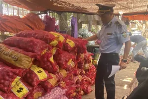 Quản lý thị trường Đắk Lắk tạm giữ nhiều tấn hành, tỏi, dược liệu trôi nổi