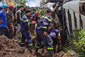 Xe trộn bê tông lật do nổ lốp, phụ xe bị thương 