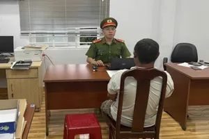 Con rể vi phạm giao thông, bố vợ cầm dao đe dọa CSGT 