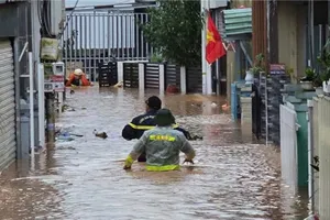 Công an Lâm Đồng vào vùng sạt lở cùng dân khắc phục thiệt hại do mưa lớn