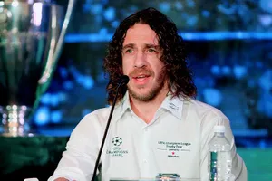 Gullit, Puyol đã đến TP. HCM, trả lời fan 'mệt nghỉ'