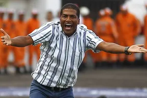 Cựu danh thủ Colombia ném bóng vào mặt cậu bé nhặt bóng