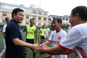 Ông Đinh La Thăng dự khán giải bóng đá từ thiện tại sân Tao Đàn