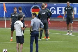 'Phương án 2' và nỗi lo của Loew